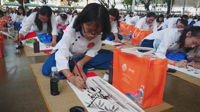 60 Giây ngày 4/1/2026 | TP. Hồ Chí Minh: Hơn 1.000 người đồng diễn nghệ thuật thư pháp - Ảnh 1.