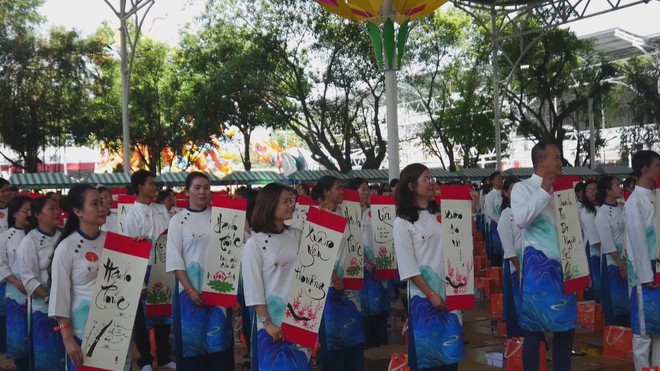 60 Giây ngày 4/1/2026 | TP. Hồ Chí Minh: Hơn 1.000 người đồng diễn nghệ thuật thư pháp - Ảnh 2.