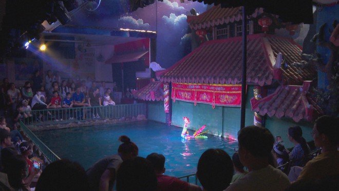 Sân khấu nghệ thuật truyền thống hút khán giả dịp nghỉ Tết Dương lịch- Ảnh 2. Sân khấu nghệ thuật truyền thống hút khán giả dịp nghỉ Tết Dương lịch- Ảnh 2.