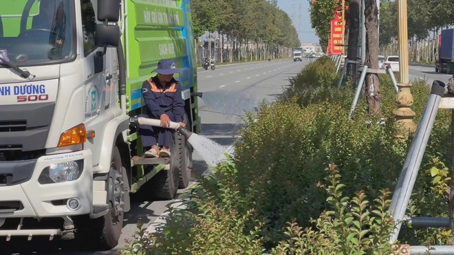 Những người giữ “sắc xuân” trong kỳ nghỉ lễ- Ảnh 4. Những người giữ “sắc xuân” trong kỳ nghỉ lễ- Ảnh 4.