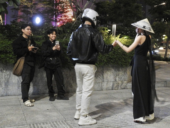 NewZround: Trào lưu “soái ca” Motor và cách người trẻ lan tỏa vẻ đẹp của TP. Hồ Chí Minh- Ảnh 3. NewZround: Trào lưu “soái ca” Motor và cách người trẻ lan tỏa vẻ đẹp của TP. Hồ Chí Minh- Ảnh 3.