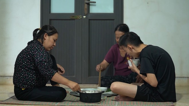 Quang Minh bị thận bẩm sinh, cùng mẹ chạy thận giai đoạn cuối vượt khó - Ảnh 9.