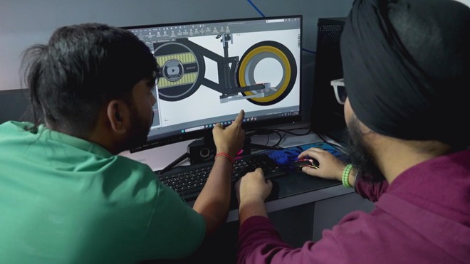 Ấn Độ: Ra mắt siêu mô-tô điện tích hợp A.I.- Ảnh 3.