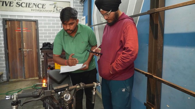 Ấn Độ: Ra mắt siêu mô-tô điện tích hợp A.I.- Ảnh 4.