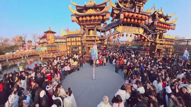 Trung Quốc: Công viên chủ đề "Võ hiệp" thu hút hách tham quan- Ảnh 1.