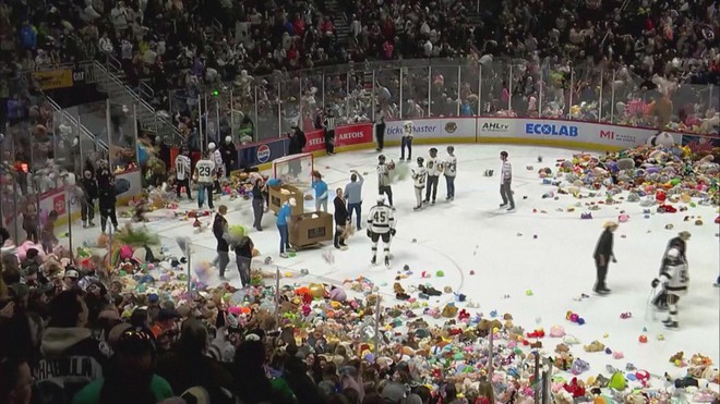 Mỹ: Hàng chục ngàn con gấu bông đổ xuống sân băng để gây quỹ cộng đồng- Ảnh 2. Mỹ: Hàng chục ngàn con gấu bông đổ xuống sân băng để gây quỹ cộng đồng- Ảnh 2.