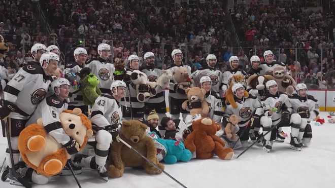 Mỹ: Hàng chục ngàn con gấu bông đổ xuống sân băng để gây quỹ cộng đồng- Ảnh 3. Mỹ: Hàng chục ngàn con gấu bông đổ xuống sân băng để gây quỹ cộng đồng- Ảnh 3.