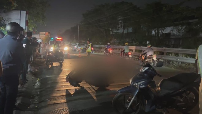 60 Giây ngày 5/1/2026 | TP. Hồ Chí Minh: Xe máy va chạm taxi công nghệ, một người tử vong - Ảnh 1.