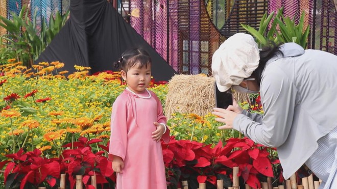 60 Giây ngày 7/1/2026 | Giới trẻ TP. Hồ Chí Minh háo hức đón tết sớm, check-in vườn hoa tết tại công viên Ba Son - Ảnh 3.