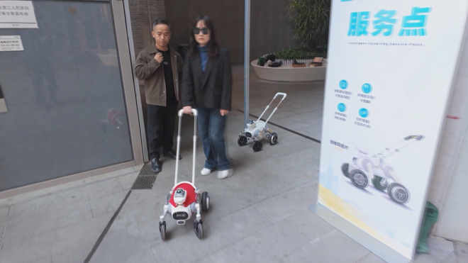 Robot tích hợp A.I. hỗ trợ người khiếm thị đi metro - Ảnh 3.