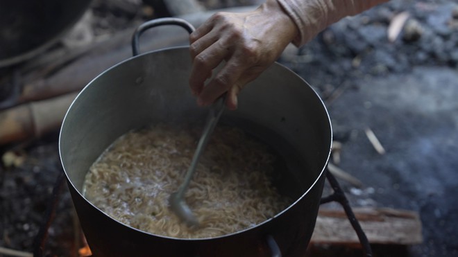 Trung Quý: Tuổi thơ bắt ốc cùng cha, dành từng đồng chữa bệnh cho mẹ - Ảnh 2.