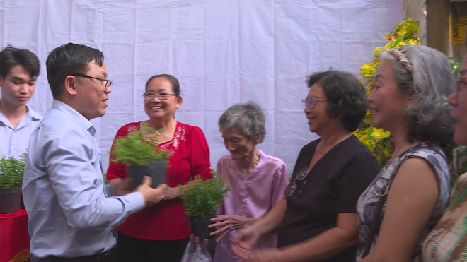 Bàn giao nhà cho người dân có hoàn cảnh khó khăn - Ảnh 2.