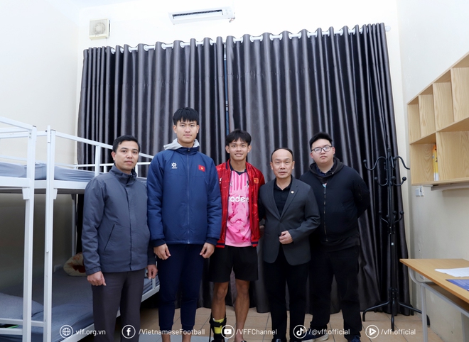 Lãnh đạo LĐBĐ Việt Nam đến thăm và động viên cầu thủ U23 đang điều trị chấn thương - Ảnh 3.