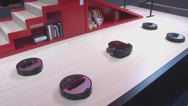 Robot hút bụi leo cầu thang mới tại CES - Ảnh 1.