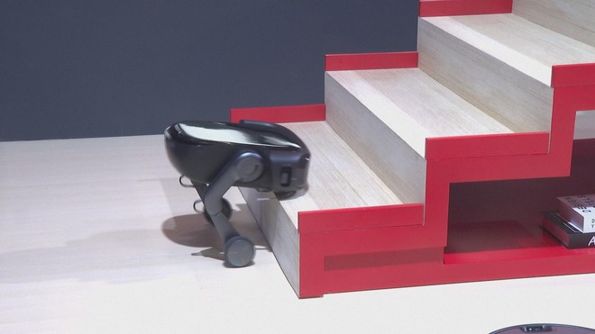 Robot hút bụi leo cầu thang mới tại CES - Ảnh 2.