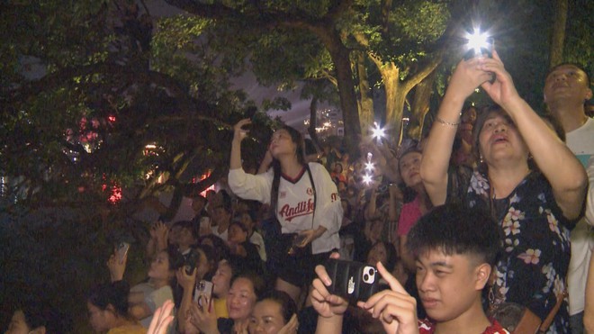  Người dân đón pháo hoa, gửi gắm kỳ vọng vào Hà Nội | Thời sự trưa HTV ngày 11/10/2026 - Ảnh 2.