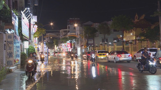 TP. Hồ Chí Minh: triều cường gây ngập nhiều tuyến đường tại phường Thủ Dầu Một - Ảnh 1.