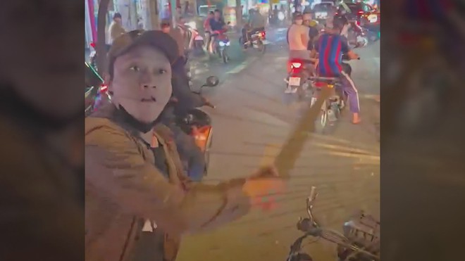TP. Hồ Chí Minh xác minh vụ nam thanh niên đập phá ô tô giữa đường - Ảnh 2.