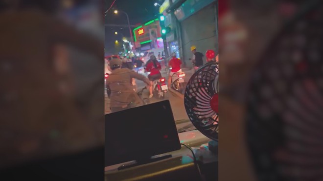 TP. Hồ Chí Minh xác minh vụ nam thanh niên đập phá ô tô giữa đường - Ảnh 3.
