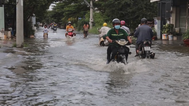 TP. Hồ Chí Minh: triều cường cao bất thường, ảnh hưởng lớn đến sinh hoạt | 60 Giây Sáng ngày 28/10/2026 - Ảnh 2.