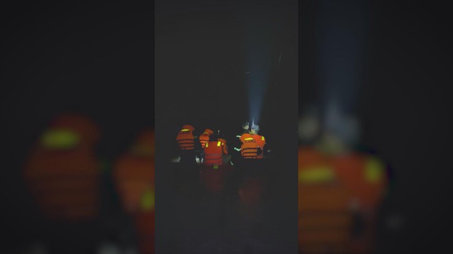TP. Hồ Chí Minh: Xuyên đêm giải cứu 12 người mắc kẹt giữa dòng nước xiết - Ảnh 2.