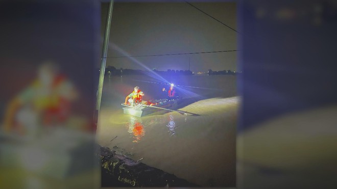 TP. Hồ Chí Minh: Xuyên đêm giải cứu 12 người mắc kẹt giữa dòng nước xiết - Ảnh 3.