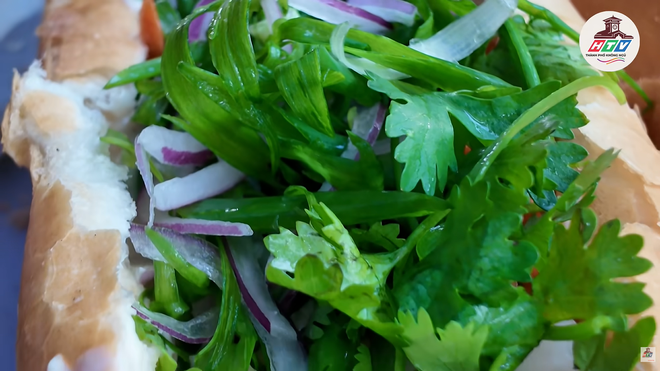Bánh mì ông Tây | HTV Thành phố không ngủ - Ảnh 1.