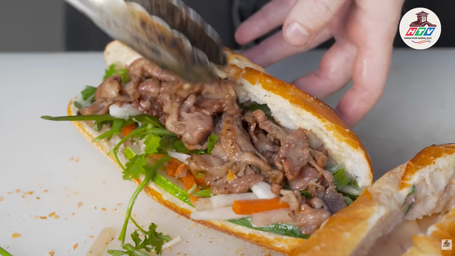 Bánh mì ông Tây | HTV Thành phố không ngủ - Ảnh 2.
