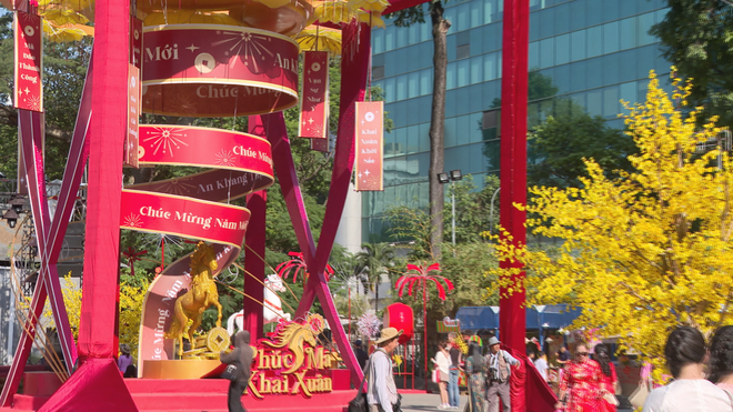 Độc đáo linh vật ngựa khổng lồ tại lễ hội Tết Việt TP. Hồ Chí Minh - Ảnh 3.