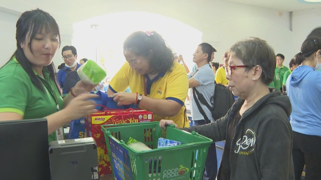 60 Giây ngày 01/12/2026 | TP. Hồ Chí Minh: Siêu thị mini 0 đồng mang Tết cho bà con khó khăn - Ảnh 2.