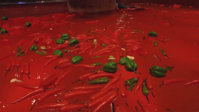 Trung Quốc: Tắm nước khoáng trong... nồi lẩu âm dương - Ảnh 3.