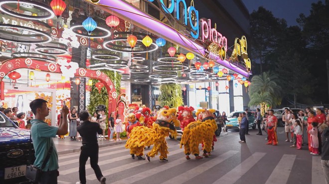 Thời sự Trưa HTV ngày 10/2/2026 | "Chuyến xe 0 đồng" đưa 500 người dân về quê đón Tết - Ảnh 4.