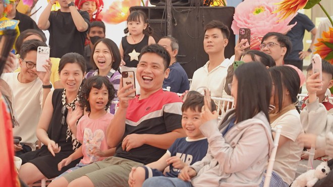 Thời sự Trưa HTV ngày 10/2/2026 | "Chuyến xe 0 đồng" đưa 500 người dân về quê đón Tết - Ảnh 7.