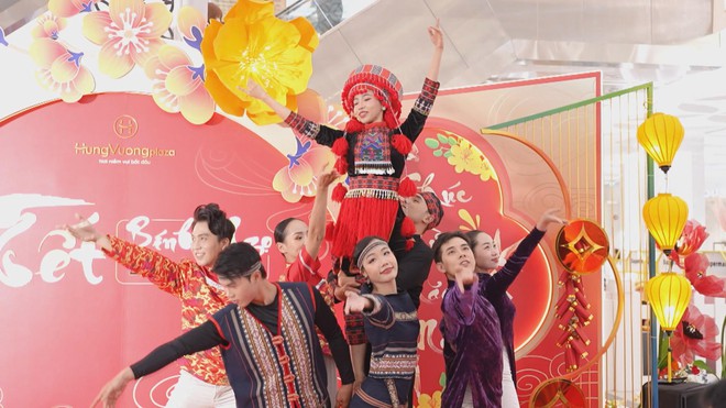 Thời sự Trưa HTV ngày 10/2/2026 | "Chuyến xe 0 đồng" đưa 500 người dân về quê đón Tết - Ảnh 6.