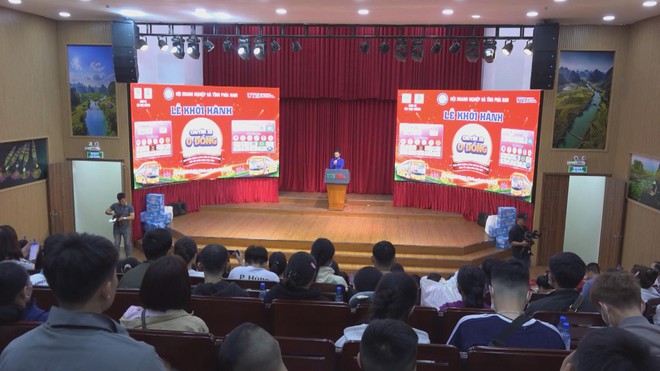 Thời sự Trưa HTV ngày 10/2/2026 | "Chuyến xe 0 đồng" đưa 500 người dân về quê đón Tết - Ảnh 1.