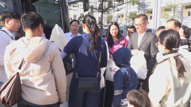 Thời sự Trưa HTV ngày 10/2/2026 | "Chuyến xe 0 đồng" đưa 500 người dân về quê đón Tết - Ảnh 3.