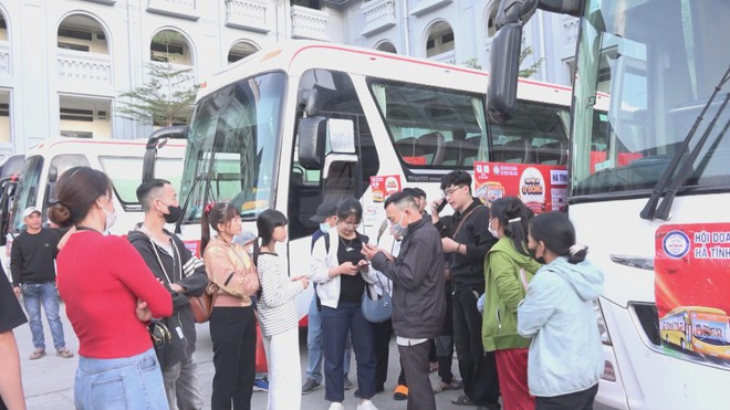 Thời sự Trưa HTV ngày 10/2/2026 | "Chuyến xe 0 đồng" đưa 500 người dân về quê đón Tết - Ảnh 2.