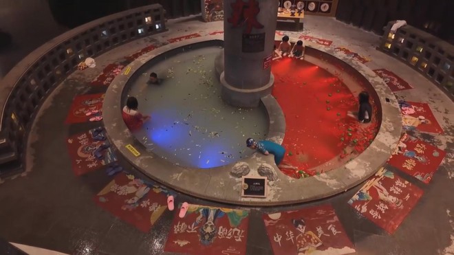 Trung Quốc: Tắm nước khoáng trong... nồi lẩu âm dương - Ảnh 4.