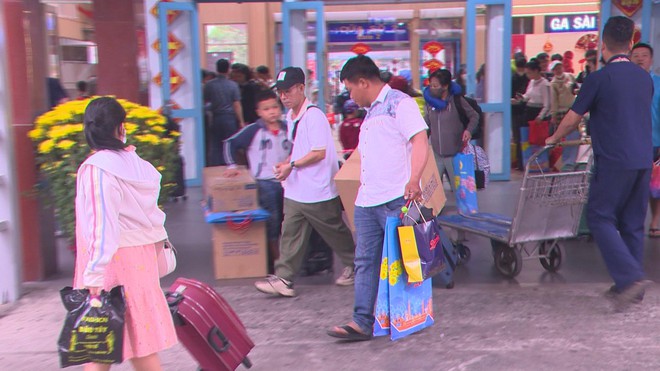 Thời sự HTV ngày 10/2/2026 | Sức mua trầm lắng, người dân chọn lễ gọn nhẹ ngày cúng ông Công ông Táo - Ảnh 9.