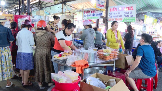 Thời sự HTV ngày 10/2/2026 | Sức mua trầm lắng, người dân chọn lễ gọn nhẹ ngày cúng ông Công ông Táo - Ảnh 2.