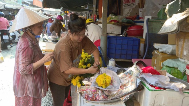 Thời sự HTV ngày 10/2/2026 | Sức mua trầm lắng, người dân chọn lễ gọn nhẹ ngày cúng ông Công ông Táo - Ảnh 1.