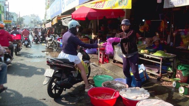 Thời sự HTV ngày 10/2/2026 | Sức mua trầm lắng, người dân chọn lễ gọn nhẹ ngày cúng ông Công ông Táo - Ảnh 3.