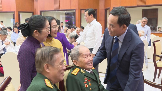 Thời sự HTV ngày 10/2/2026 | Sức mua trầm lắng, người dân chọn lễ gọn nhẹ ngày cúng ông Công ông Táo - Ảnh 5.