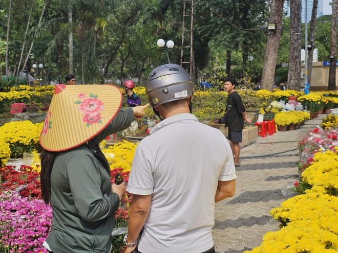 TP. Hồ Chí Minh: Tiểu thương sẵn sàng nguồn hoa phục vụ người dân dịp Tết - Ảnh 7.