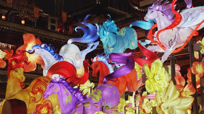 Trang trí đèn lồng Tết ở vườn Dự Viên, Thượng Hải - Ảnh 1.