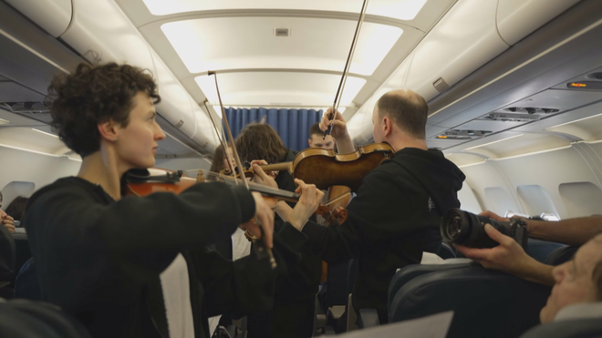 Biểu diễn Violin ở độ cao 11.000 mét - Ảnh 1.