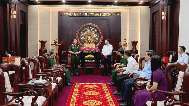 Bộ Tư lệnh Lăng Chủ tịch Hồ Chí Minh thăm chúc tết TP. Hồ Chí Minh - Ảnh 2.