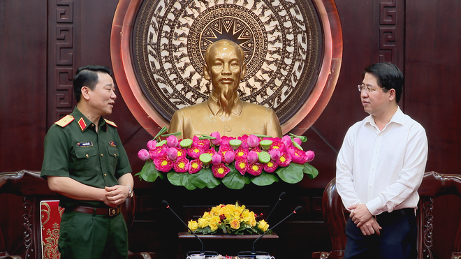 Bộ Tư lệnh Lăng Chủ tịch Hồ Chí Minh thăm chúc tết TP. Hồ Chí Minh - Ảnh 3.