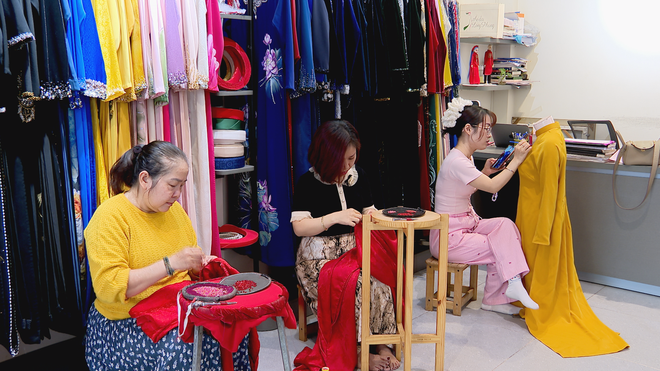 Giữ hồn Tết Việt qua tà áo dài may đo thủ công - Ảnh 6.