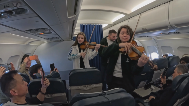 Biểu diễn Violin ở độ cao 11.000 mét - Ảnh 4.